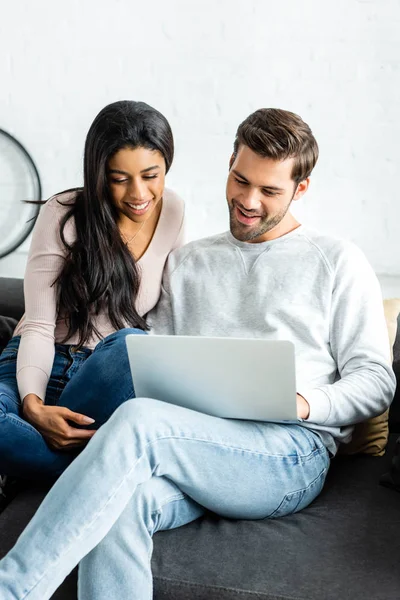 Sorridente Afro Americano Mulher Bonito Homem Olhando Para Laptop — Fotografia de Stock