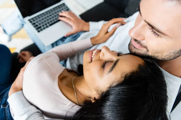 Vista Ángulo Alto Sonriente Mujer Afroamericana Hombre Guapo Con Portátil — Foto de Stock