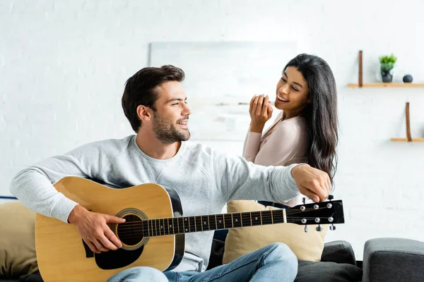 Sonriente Mujer Afroamericana Mirando Hombre Con Guitarra Acústica — Foto de Stock