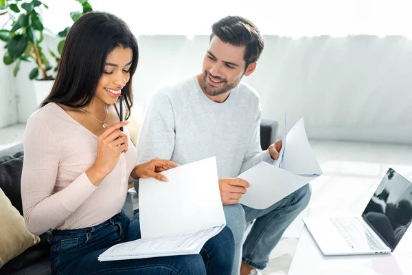 Glimlachend Afro Amerikaanse Vrouw Knappe Man Doet Papierwerk Appartement — Stockfoto