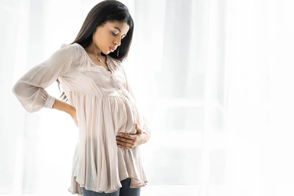 Schwangere Und Attraktive Afroamerikanerin Umarmt Bauch Wohnung — Stockfoto