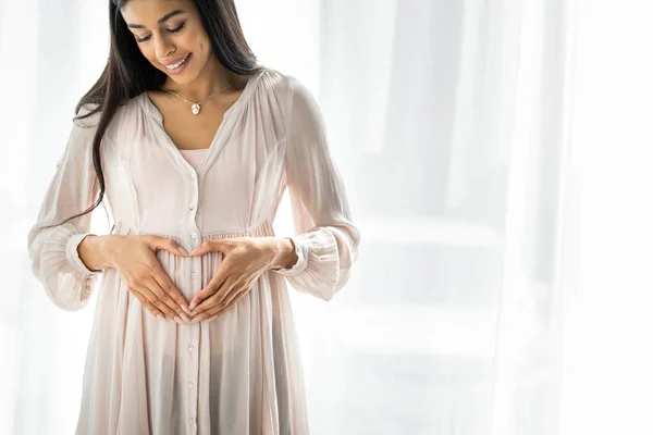 Mujer Afroamericana Embarazada Sonriente Mostrando Signo Del Corazón Apartamento — Foto de Stock