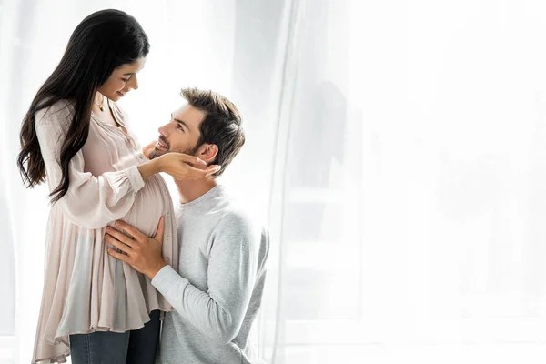 Homem Bonito Abraçando Barriga Sua Mulher Americana Africana Grávida — Fotografia de Stock