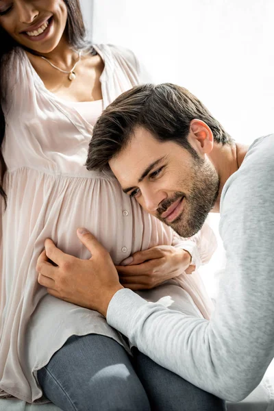 Homem Bonito Abraçando Ouvir Barriga Sua Mulher Americana Africana Grávida — Fotografia de Stock