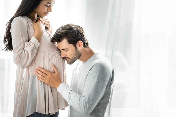 Homem Bonito Abraçando Barriga Sua Mulher Americana Africana Grávida — Fotografia de Stock