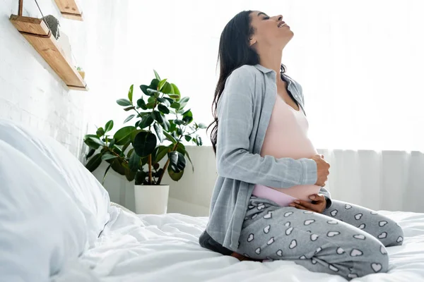 Pijama Içinde Afro Amerikan Hamile Kadın Gülümseyen Göbek Sarılma — Stok fotoğraf