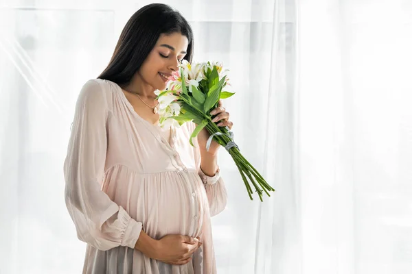 African American Pregnant Woman Hugging Belly Smelling Bouquet — Stock Photo, Image