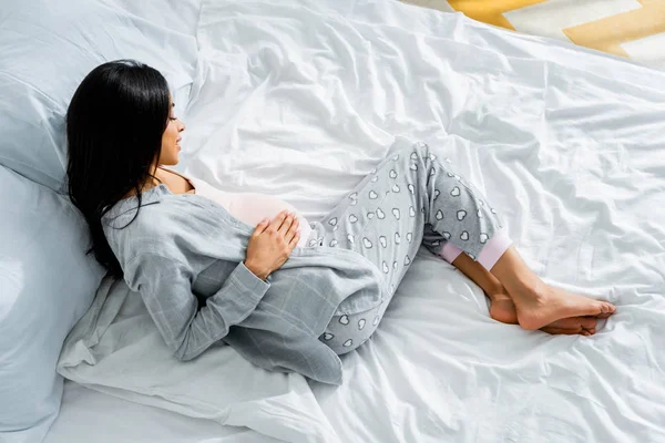 Översta Bild Afrikansk Amerikansk Gravid Kvinna Pyjamas Leende Och Kramas — Stockfoto