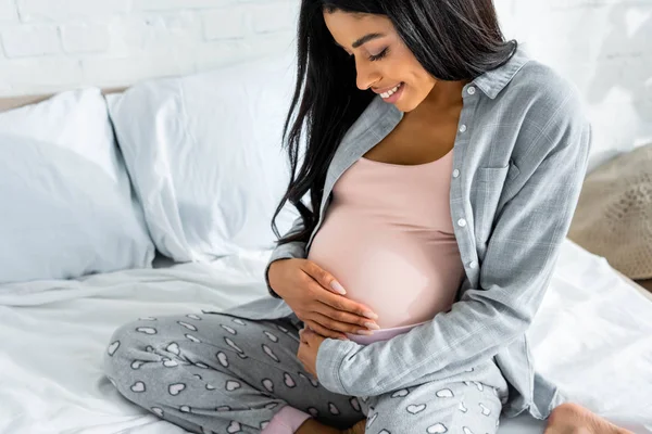 Americana Grávida Mulher Pijama Sorrindo Abraçando Barriga — Fotografia de Stock