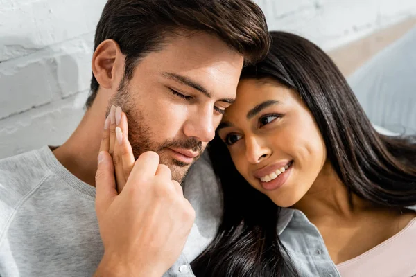 Bonito Homem Abraçando Sorridente Afro Americano Mulher Apartamento — Fotografia de Stock