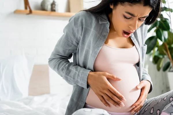 Afrikanisch Amerikanische Schwangere Frau Pyjama Umarmt Bauch Und Fühlt Schmerzen — Stockfoto