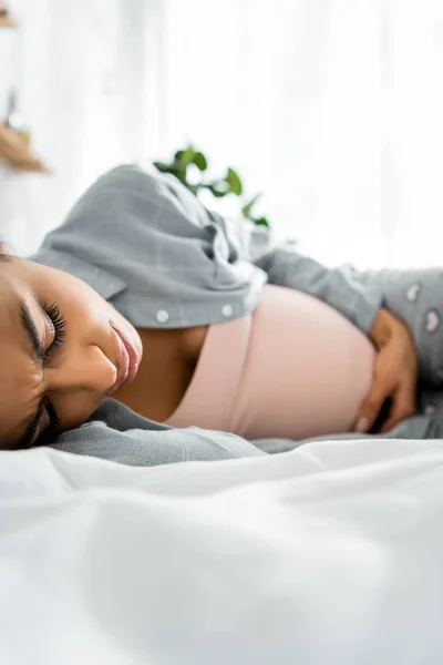 Enfoque Selectivo Mujer Embarazada Afroamericana Pijama Tocando Vientre Sintiendo Dolor — Foto de Stock