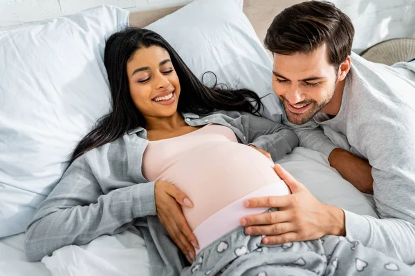 Sorridente Bonito Homem Abraçando Barriga Sua Mulher Americana Africana Grávida — Fotografia de Stock