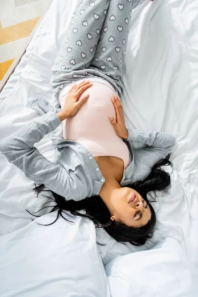 Vista Superior Mujer Embarazada Afroamericana Pijama Tocando Vientre Sintiendo Dolor — Foto de Stock