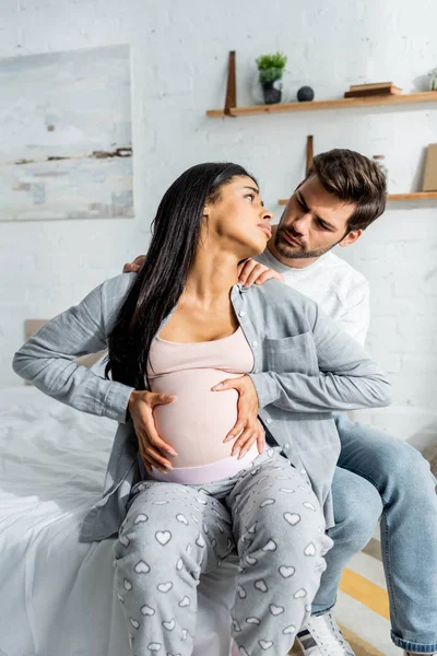 Guapo Hombre Haciendo Masaje Embarazada Africana Americana Mujer — Foto de Stock