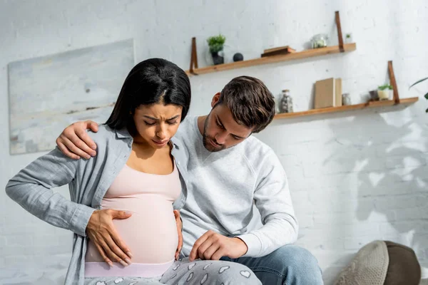 Stilig Man Kramar Gravid Afrikansk Amerikansk Kvinna Pyjamas — Stockfoto