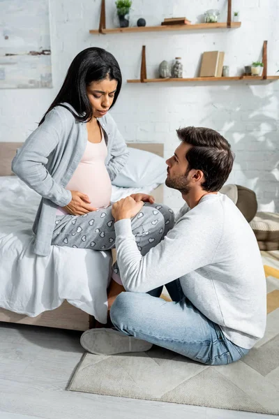 Bonito Homem Abraçando Grávida Afro Americano Mulher Pijama — Fotografia de Stock