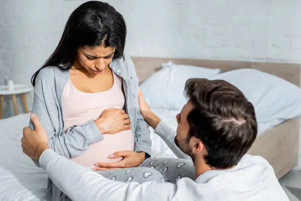 Bonito Homem Abraçando Grávida Afro Americano Mulher Pijama — Fotografia de Stock