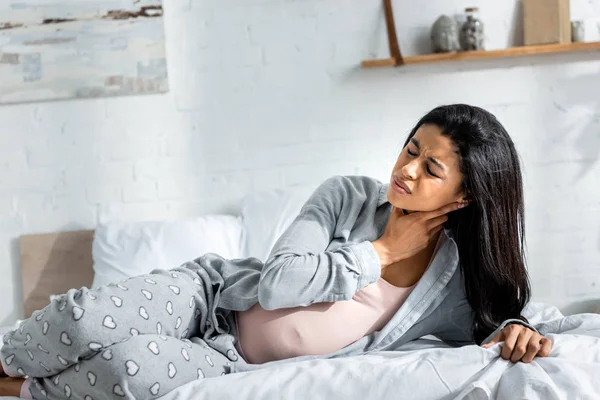 Afro Amerikai Terhes Pizsama Fájdalmat Érzel Feküdt Ágyban — Stock Fotó