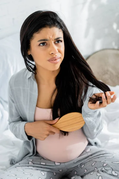 Arrabbiato Americano Donna Incinta Pigiama Tenendo Spazzola Capelli Appartamento — Foto Stock