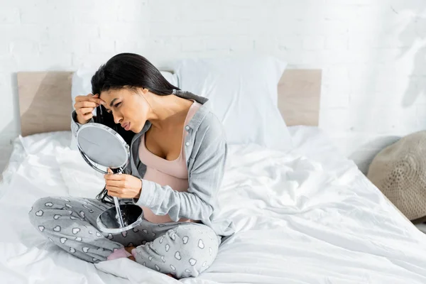 아파트에서 거울과 만지는 얼굴을보고 잠옷을 아프리카 미국인 임산부 — 스톡 사진