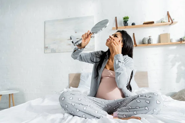 African American Pregnant Woman Pajamas Looking Mirror Touching Face Apartment — Stock Photo, Image