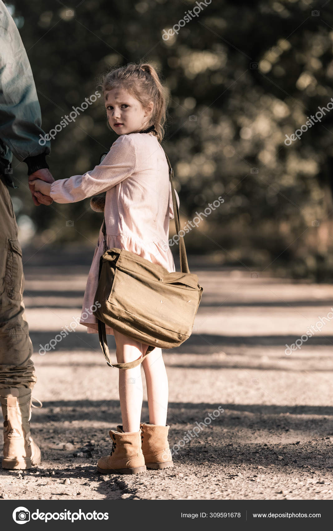 男人与可爱的孩子牵着手的剪影世界末日后的概念——图库图片© HayDmitriy #309591678, image size:1068x1700