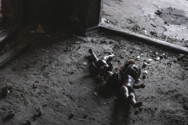 Terk edilmiş ve korkunç oyuncak bebekler, kıyamet sonrası konsepti.