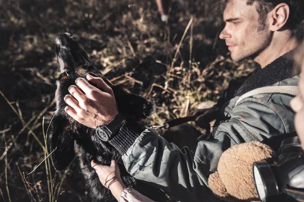 Foco Seletivo Homem Bonito Tocando Cão Pastor Alemão Perto Criança — Fotografia de Stock