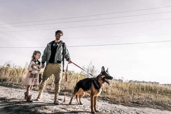 Чоловік Тримаючись Руки Милим Хлопцем Біля Германського Собаки Дорозі Постапокаліптична — стокове фото