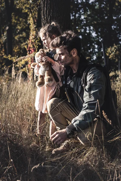 Selective Focus Man Kid Gas Masks Field Post Apocalyptic Concept — Stock Photo, Image