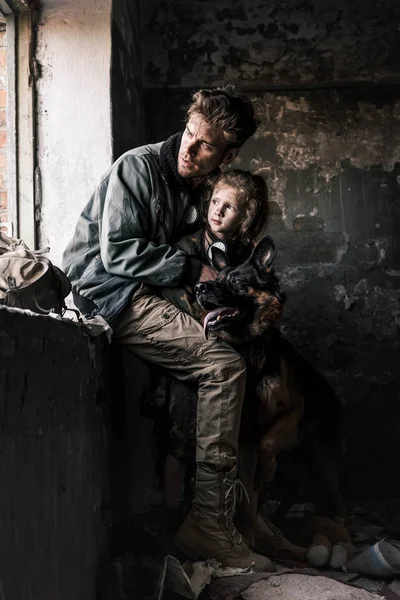 Hombre Abrazando Niño Sucio Cerca Perro Pastor Alemán Edificio Abandonado — Foto de Stock