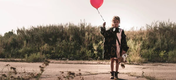 Panoramic Shot Cute Kid Gas Mask Holding Balloon Post Apocalyptic — Stock Photo, Image