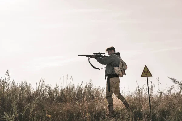 Pria Tampan Memegang Pistol Dekat Simbol Beracun Lapangan Pasca Konsep — Stok Foto