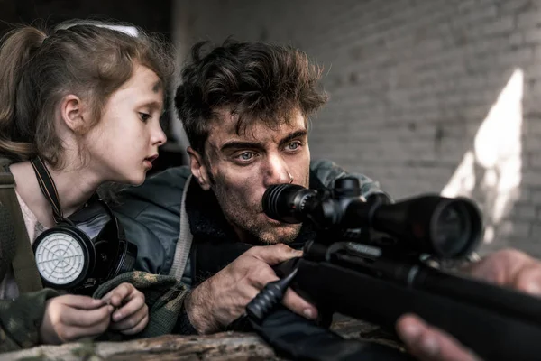 Selective Focus Kid Looking Man Gun Post Apocalyptic Concept — Stock Photo, Image