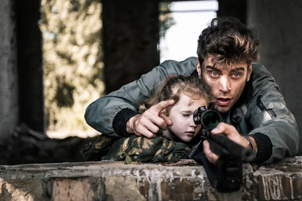 Selektivní Zaměření Pohledného Muže Ukazováčkem Blízkosti Dítěte Pistole Post Apokalyptický — Stock fotografie