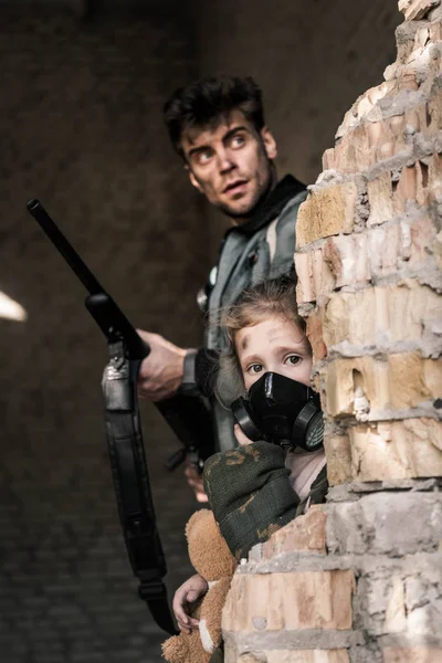 Selective Focus Kid Gas Mask Handsome Man Gun Post Apocalyptic — Stock Photo, Image