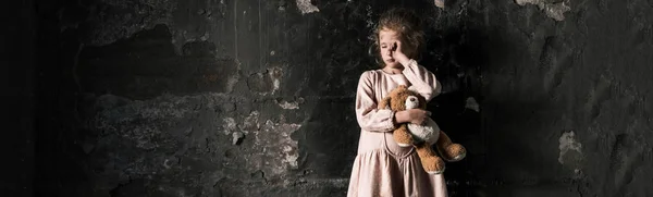 Panoramic Shot Frustrated Kid Crying While Holding Teddy Bear Dirty — Stock Photo, Image