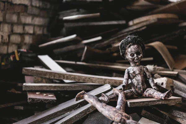 Verbrannte Und Beängstigende Babypuppe Der Nähe Beschädigtes Spielzeug Und Holzbretter — Stockfoto