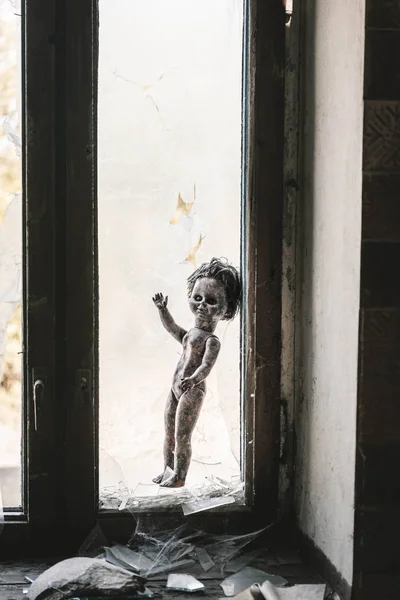 Verbrannte Babypuppe Neben Zerbrochenem Fenster Und Glas Postapokalyptisches Konzept — Stockfoto