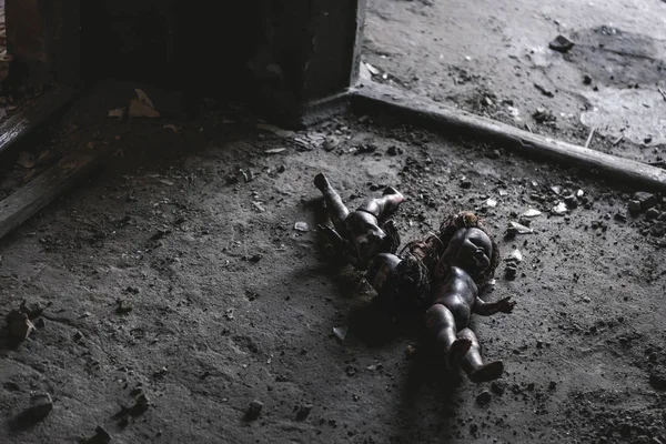 Verlassene Und Beängstigende Babypuppen Auf Dem Boden Postapokalyptisches Konzept — Stockfoto