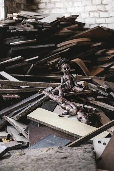 Foco Seletivo Boneca Abandonada Assustadora Perto Brinquedos Danificados Placas Madeira — Fotografia de Stock