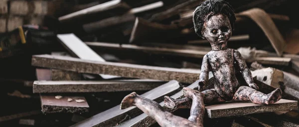 Панорамний Знімок Покинутої Страшної Дитячої Ляльки Біля Пошкоджених Іграшок Дерев — стокове фото