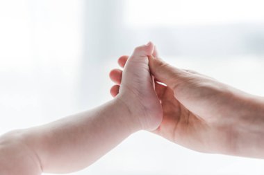 Bebek bacağına dokunurken masaj yapan kadın görüntüsü. 
