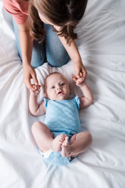 Kot pantolonlu annenin mavi bebek tulumunun yanında oturduğu en iyi manzara. 
