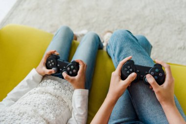 Kyiv, Ukrayna - 4 Eylül 2019: Çocuk bakıcısı ve çocuk oturma odasında video oyunu oynuyor 