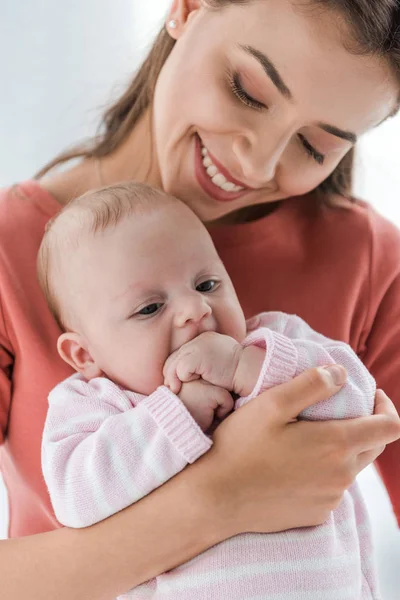 Cheerful Mother Holding Arms Adorable Infant Daughter Home — Stockfoto