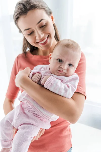 Smiling Woman Holding Arms Adorable Infant Daughter Home — Stockfoto
