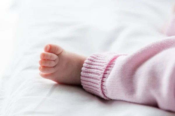 Обрізаний Вид Немовляти Лежить Ліжку — стокове фото
