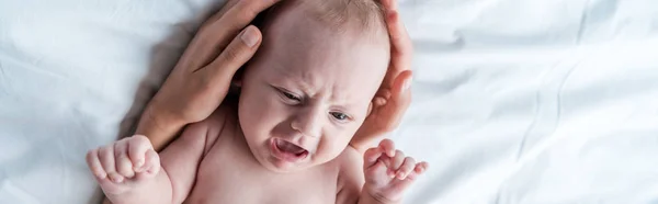 Plano Panorámico Madre Tocando Llorando Bebé Dormitorio — Foto de Stock